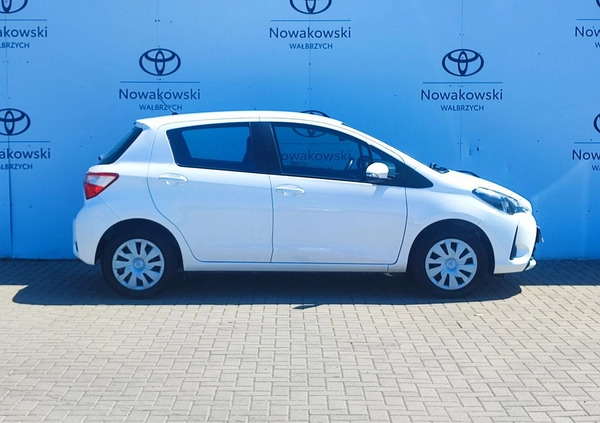 Toyota Yaris cena 49900 przebieg: 51575, rok produkcji 2017 z Wałbrzych małe 211